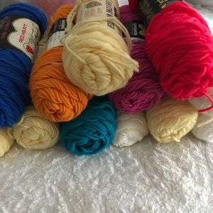 >Assortment of acrylic yarn!! 🧶